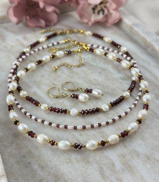 Perly v kombinaci s granátem ♥️🐚 Jak se vám líbí? 🤩 Na e-shopu lze nyní využít dopravu zdarma na výdejní místo Balíkovny....