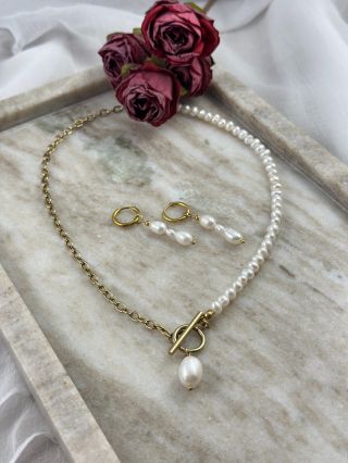 Minimalistický náhrdelník z pravých říčních perel v kombinaci s řetízkem a kruhové náušnice s perlami 🤍 Ručně vyráběné...